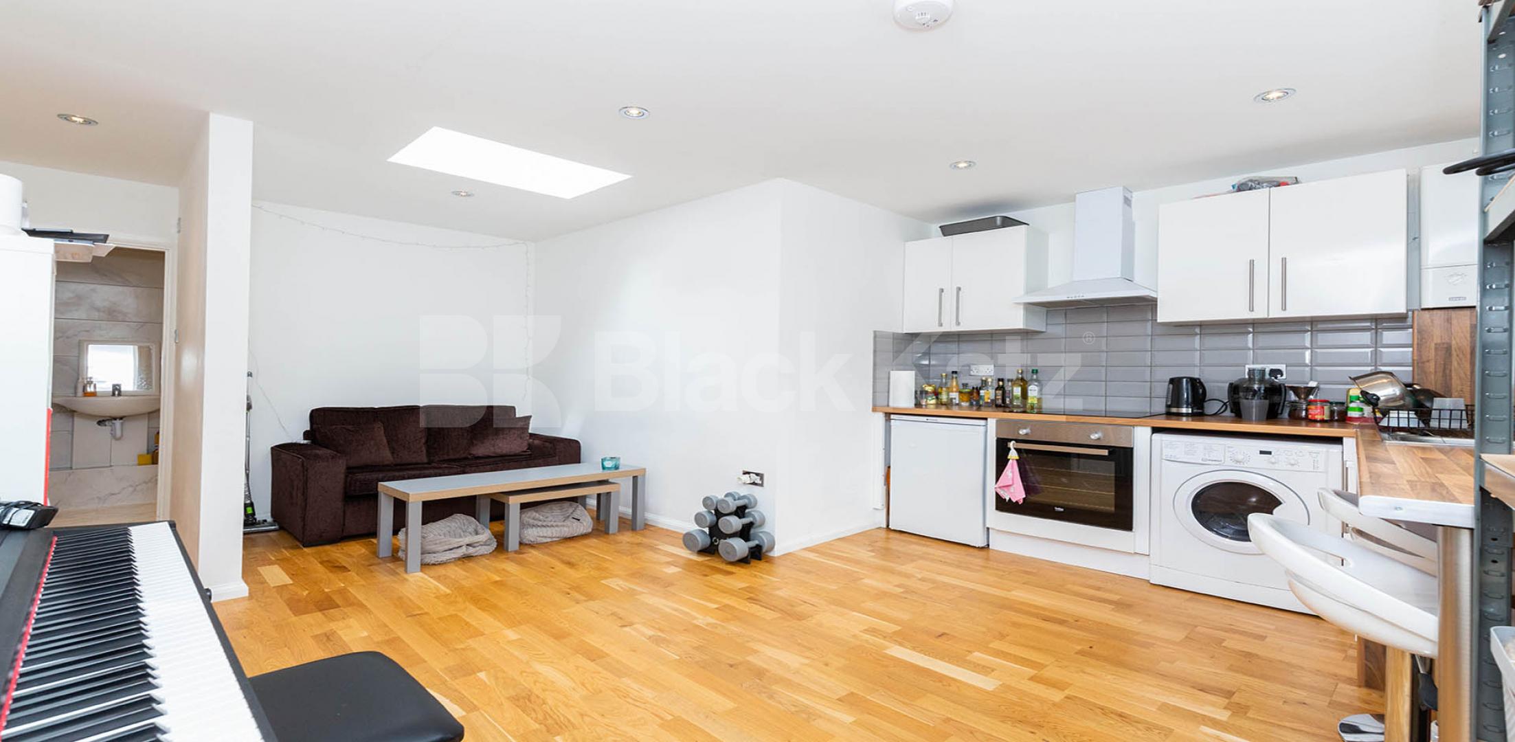			INCLUDES GAS & ELECTRICITY, 2 Bedroom, 1 bath, 1 reception Apartment			 Hornsey Road, HOLLOWAY 